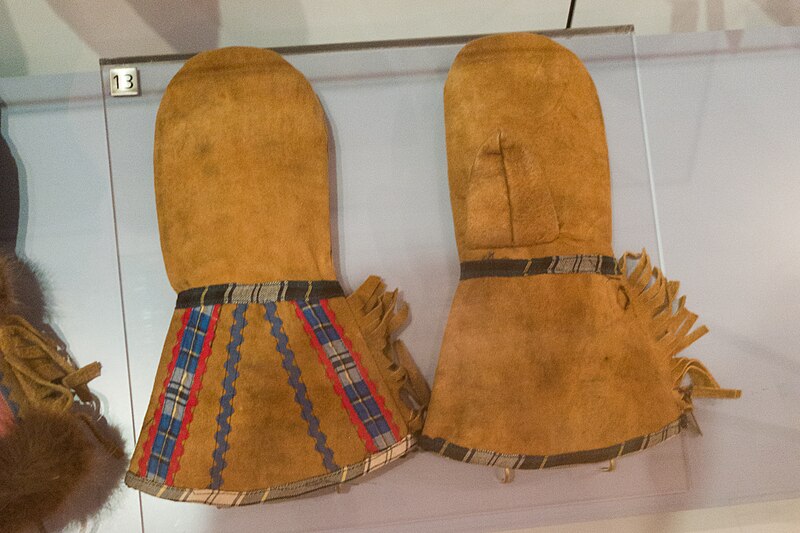 File:Ojibway leather mittens (44586638111).jpg