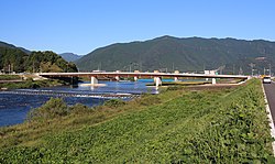 揖斐川左岸下流側から望む、揖斐川に架かる国道417号の岡島橋（2015年9月14日）