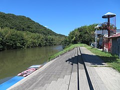 巴川沿いにあるカヌー練習場