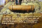 Gammel, hul budstikke («hærrør», «hærpil») med ulike inskripsjoner utstilt i Forsvarsmuseet i Oslo. Foto: 2019