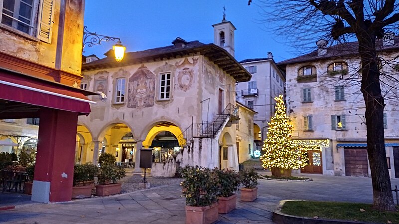 File:Orta San Giulio - Comune di Orta San Giulio, piazza Motta a Natale.jpg