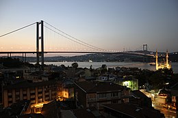 O1-snelweg oor Bosporus-brug in Istanboel.