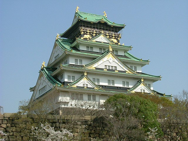 Le château d'Osaka vu des jardins Nishinomaru.\n (définition réelle 1 280 × 960)