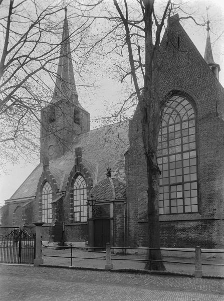 File:Overzicht zuidgevel met portaal - Koudekerk aan den Rijn - 20127259 - RCE.jpg