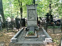 Могила А. М. Васнецова на Введенском кладбище