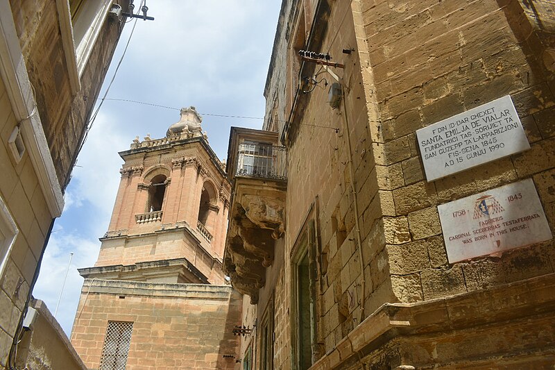 File:Palazzo Bettina and church.jpg