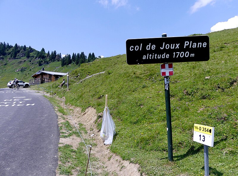 File:Panneau Col de Joux-Plane en été (juillet 2023).JPG