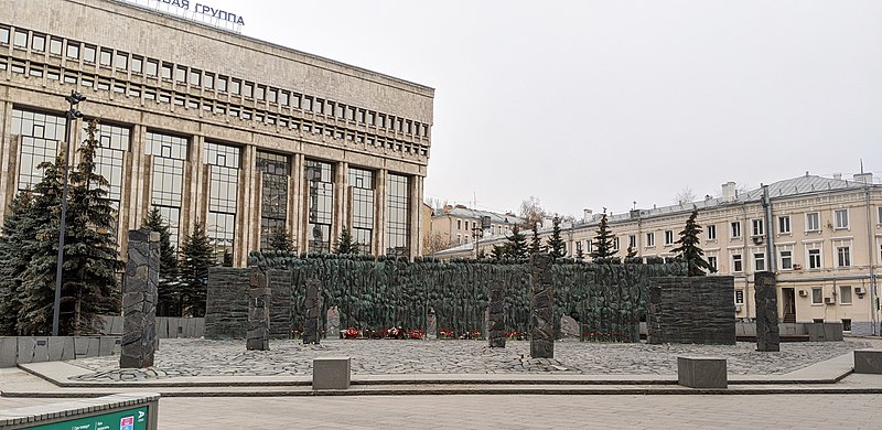 File:Panorama of the square on Akademika Sakharova Prospekt.jpg