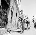 Soldati del Parachute Regiment ad Aden nel 1956 indossano uniforme khaki drill e basco, con equipaggiamento agganciato a sacche per le munizioni.