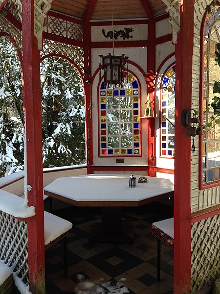 File:Park Villa Haas Pavillon Teehaus Winterimpression.jpg