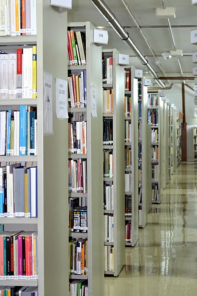 File:Pasillo del depósito de la Biblioteca Provincial de A Coruña.JPG