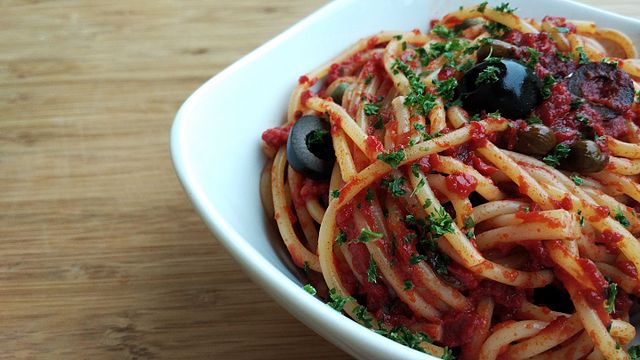 Spaghetti alla puttanesca - Wikipedia, la enciclopedia libre