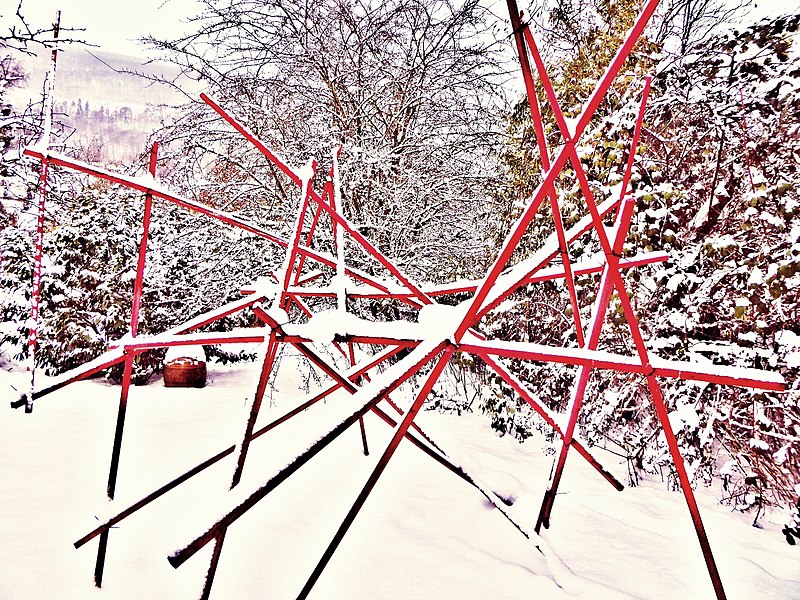 File:Pedro Meier Skulptur »Mikado in ROT« im Schnee, 2014. Skulpturengarten, Atelier Gerhard Meier-Weg, Niederbipp. Foto © Pedro Meier Multimedia Artist.jpg