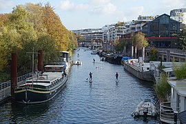 Île Saint-Germain، دریائے سین River and Val de Seine business district in the background