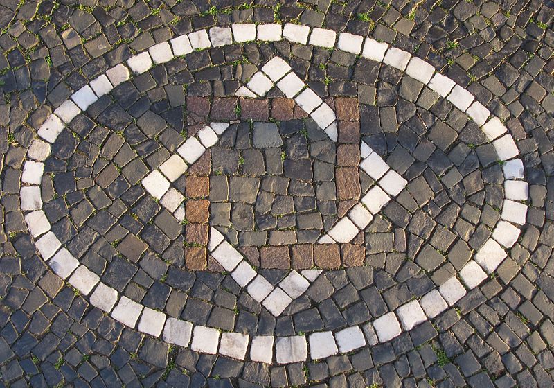 File:Pflastermosaik auf der Hermann-Herder-Straße in Freiburg von 1914, 1.jpg