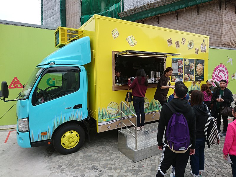 File:Pineapple Canteen Food Truck in Salisbury Garden.jpg
