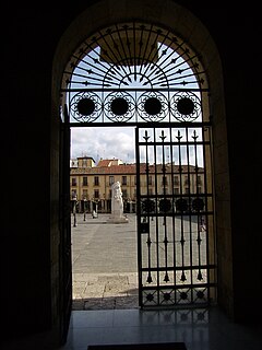 Plaza Mayor vista desde el Ayuntamiento, en el centro, el Monumento a Berruguete‏‎