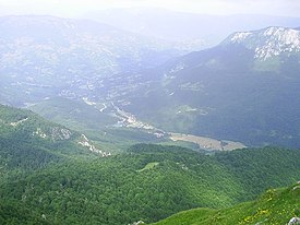 Pohled z Kamziciho vrchu na Tjentiste (bazen).jpg