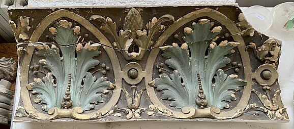 Polychrome stucco fragment from Strada Plantelor no. 4, in the UNARTE Building at no. 28 Calea Grivitei, Bucharest (01).jpg