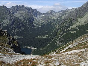 Das Tal Mengusovská dolina vom Berg Ostrva gesehen, Blickrichtung Nordwesten: im Vordergrund der Bergsee Popradské pleso, im Hintergrund der Gipfel des Kôprovský štít