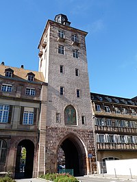 foto de la puerta de la torre del hospital