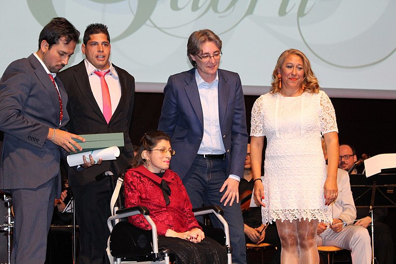 File:Premio Concordia a Rami Fernández, la primera profesora gitana con diversidad funcional (01).jpg