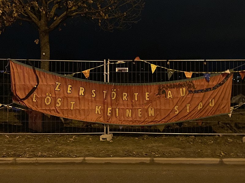 File:Protestcamp Lobau 2021 - Zerstörte Au löst keinen Stau (Wien).jpg