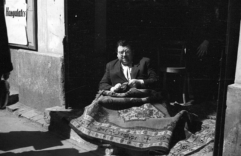 File:Rósenberg & Tóth carpet trading, 1945 Budapest, Man and carpet Fortepan 78574.jpg