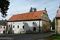English: House No 86 in the village of Radenín, Tábor District, Czech Republic, former brewery. Čeština: Boží muka v obci Radenín v okrese Tábor, bývalý pivovar.
