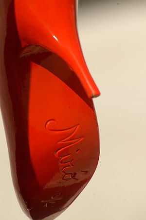 Immagine Red Shoe Miró signature.jpg.