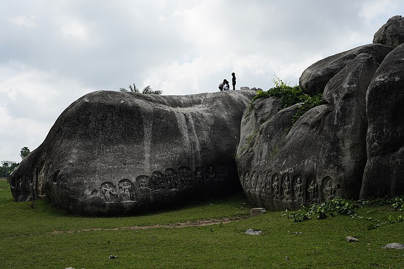 File:Reliefs carved into the rock walls near Kawa-Dol (Kawva-Dol) hillocks at Kurisarai village in Gaya District of Bihar 15.jpg