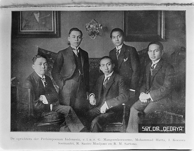 Leaders of Perhimpoenan Indonesia. Left to right: Gunawan Mangunkusumo, Mohammad Hatta, Iwa Kusumasumantri, Sastro Mulyono, and R.M. Sartono