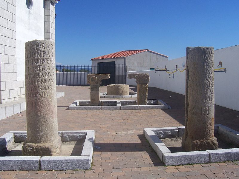 File:Restos romanos Iglesia Carcaboso.JPG