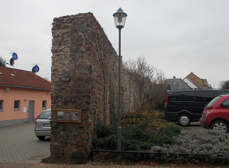 File:RoßweinStadtmauer.JPG