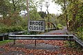 Silk Street Bridge.jpg-da yo'l yopiq belgisi