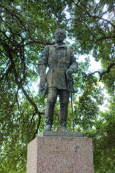 File:Robert E. Lee by Pompeo Coppini - University of Texas at Austin - DSC08624.jpg