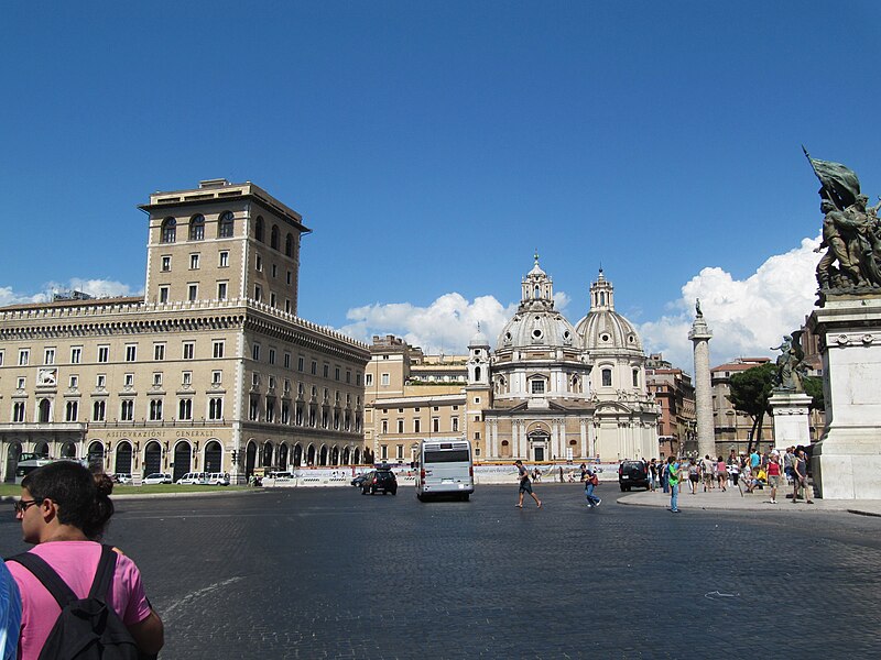 File:Roma, Piazza Venezia (2).jpg