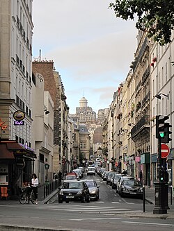 Sicht vom Place Albert Kahn auf den Wasserturm vom Montmartre