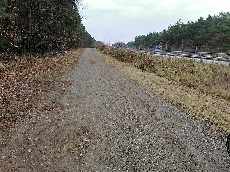 File:Ruhland, Alte Poststraße nordostwärts hinter der Bahnbrücke, Herbst, 02.jpg