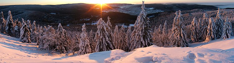 Восход над горой Ruppberg (Тюрингский лес, Германия)