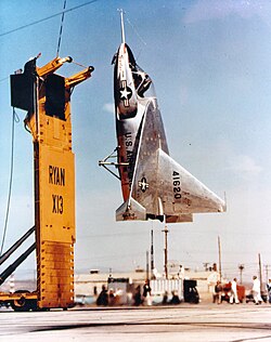 Ryan X-13 bei einem Testschwebeflug auf der Edwards Air Force Base