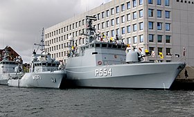 HDMS Makrelen (P554) med en drone af MSF-klassen foran A.P. Møller-Mærsk's hovedkvarter på Esplanaden i København