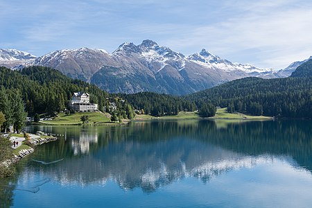 St. Moritzersee, im Hintergrund (v. l. n. r.) Munt da la Bês-cha, Las Sours, Piz Muragl und Piz Languard.