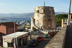 Torre esfensiba medieval en o puerto d'Arbatax, en Tortuelie