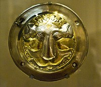 Срібний умбон сасанідського щита, який зображає лева