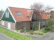 De typische West-Friese bewoning langs de dijk