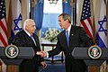 Presidentti George W. Bush pääministeri Ariel Sharonin kanssa Valkoisessa talossa vuonna 2004