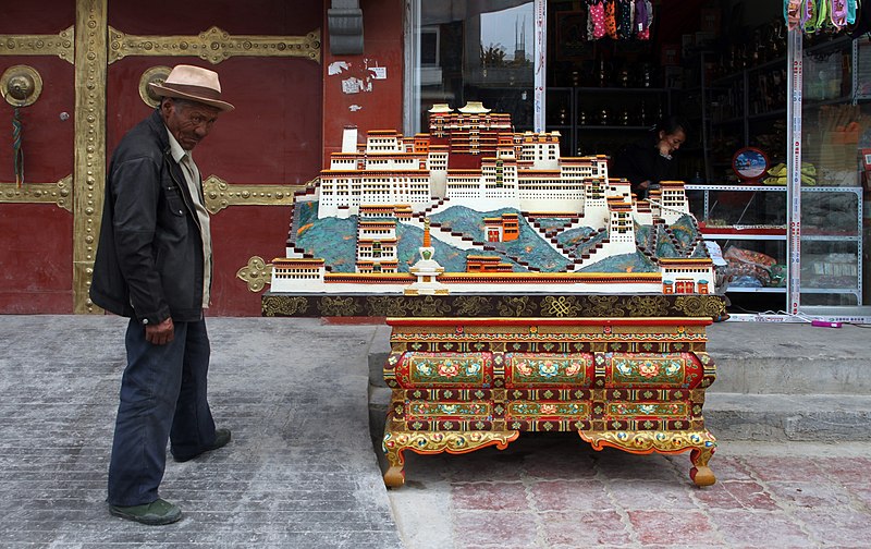 File:Shigatse-24-Mann mit Potala-Modell-2014-gje.jpg