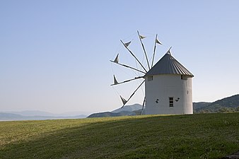Witte Griekse windmolen in het Shodoshima Olijf park