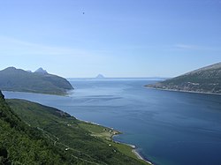 Udmundingen af Sjona set fra Sjonfjellet. Handnesøya til venstre, i baggrunden Lovund og Træna.